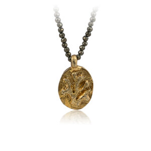 Medalla Coral Con Piritas Oro